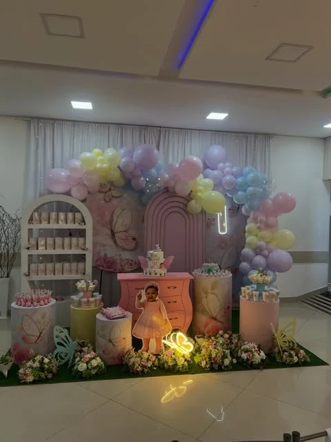 Decoração real do Buffet Paula Festas com flores, balões e mesa temática