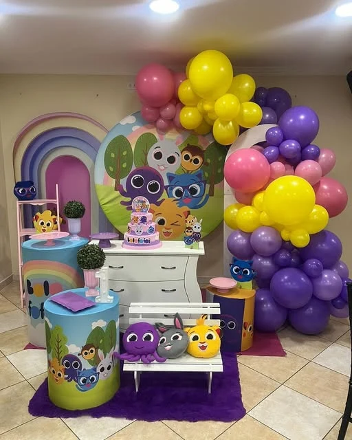 Mesa temática de aniversário com balões coloridos