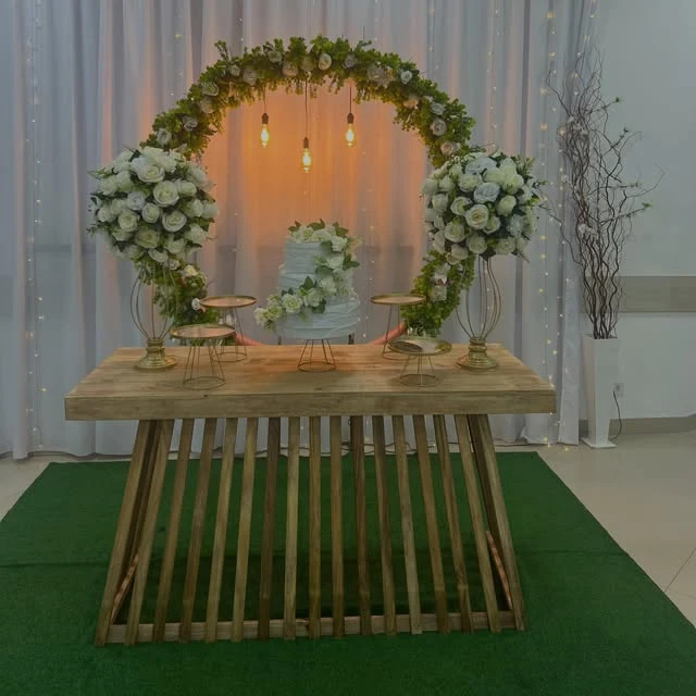 Mesa com decoração floral publicada pelo Buffet Paula Festas