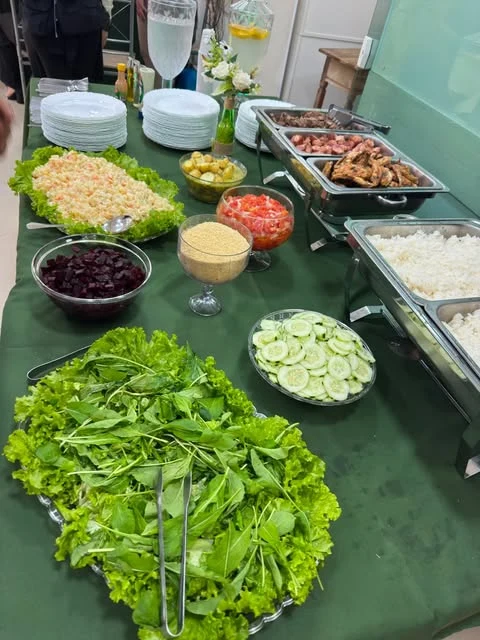 Mesa de buffet com saladas e acompanhamentos
