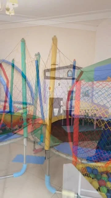 Área do espaço com brinquedos e redes coloridas