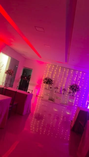 Salão do buffet com iluminação rosa