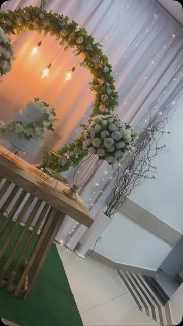 Detalhes da decoração floral e do bolo